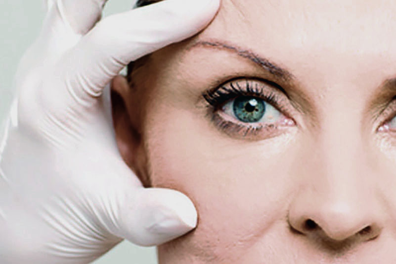 La cirugía Oculoplástica es un procedimiento para revertir el deterioro de varios padecimientos relacionados con los párpados, los cuales funcionan lubrican el ojo y sirven de protección al globo ocular. Los párpados con el paso del tiempo van perdiendo algunas de sus propiedades como la elasticidad y fortaleza